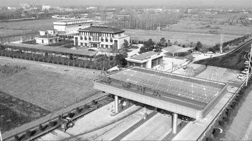 滕州东收费站设置“高速驿站”,增设城市会客厅、充电桩、休闲廊道,是省内首个“开放式”收费站